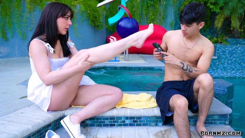 [MyPervyFamily] Whitney Wright – Cmon Its Only Feet Pics